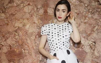 ماذا أرتدي؟ ليلي كولينز تكشف أسرار إطلالاتها وتلهمك في خياراتك اليومية