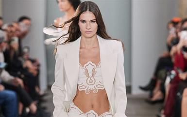 الفراشة تتحول إلى مخلوق ليلي متمرّد في عرض Blumarine