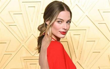 صيحات جمالية تمنحكِ إشراقة إضافية في موسم الأعياد وحفلات رأس السنة