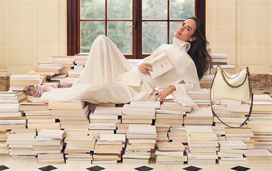 جنيفر كونيلّي رمز الأناقة المنزلية في عالم لويس فويتون