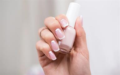 في 2026: ودّعي أظافر نيكي ميناج، ورحّبي بالستايلات المينيمالية وعين القطة