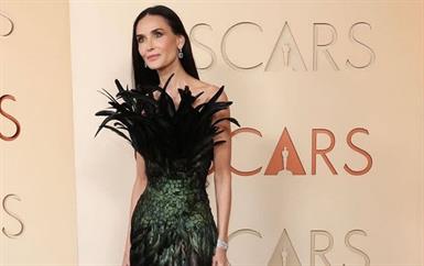 ماذا ارتدت النجمات على السجادة الحمراء لحفل الأوسكار 2026