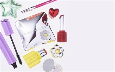 Marc Jacobs Beauty  تستأنف رحلتها في عالم الجمال بروح أكثر جرأة ومرحاً