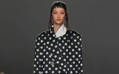 نقشة البولكا الحاضر الأقوى في عروض ربيع وصيف 2026