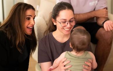 الملكة رانيا توثّق لحظة عائلية دافئة