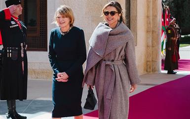 الملكة رانيا بالمعطف الرمادي.. أيقونة الأناقة المتألقة إلى الأبد