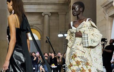 قراءة في أسبوع لندن للموضة: عودة أسماء عريقة وإعادة تموضع على الخريطة العالمية للموضة