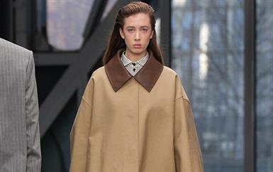 ابنة نيكول كيدمان تتالق على مدرج عرض Calvin Klein