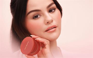 البلاشر الداكن: اللمسة الجمالية الأكثر جرأة وأناقة هذا الموسم