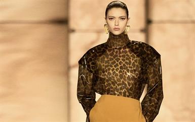 وداعاً للتنورة القصيرة: 5 طرق أنيقة لتنسيق التنورة المستقيمة هذا الخريف