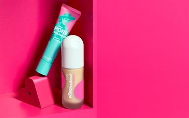 ودّعي عيوب البشرة وتألقي بمظهر خالٍ من اللمعان والمسام الواسعة مع The POREfessional