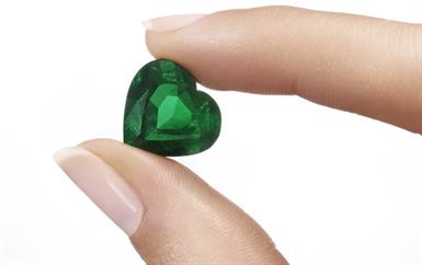 InsofuEmerald من شوبارد: مجوهرات فاخرة تحتفي بجمال الحجر الخام