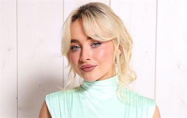 صابرينا كاربنتر تعتذر للجمهور العربي