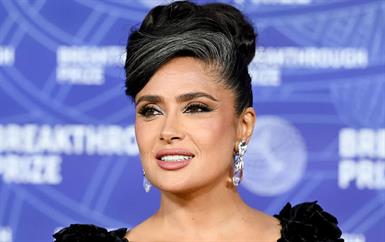 سلمى حايك والشيب: هل استسلمت للتقدم في السن؟