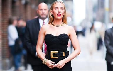 سكارليت جوهانسن تحتفل بعيدها الأربعين: أناقة مستمرة ونجاحات بلا حدود