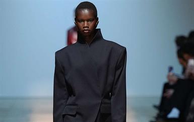 الأكتاف العريضة تعيد صيحة Power Dressing إلى الواجهة