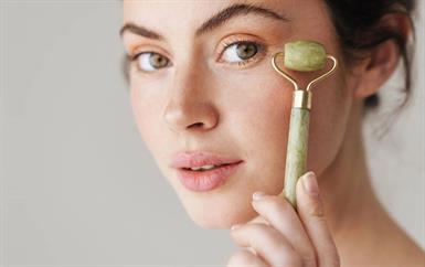 لماذا أصبح الإنترنت فجأةً مهووساً بمحاربة انتفاخ الوجه؟