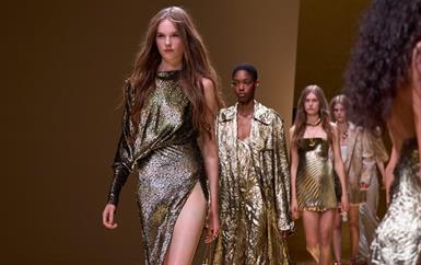 روبيرتو كافالي ربيع 2026: بريقٌ أكثر هدوءاً وشغف يهمس بالذهب