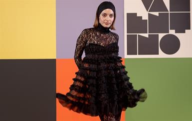 فعالية Pavillon des Folies من فالنتينو: تجارب غامرة تحتفي بالأناقة والموسيقى