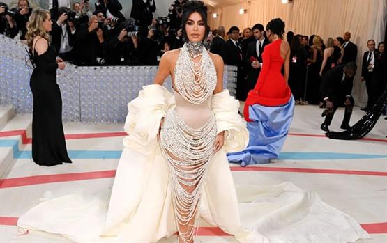 كيم كارداشيان على السجادة الحمراء: لحظات لا تُنسى من أرشيف  Met Gala