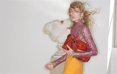 فالنتينو تعيد إحياء ذاكرة ساي تومبلي في حملة  Pre-Fall 2026