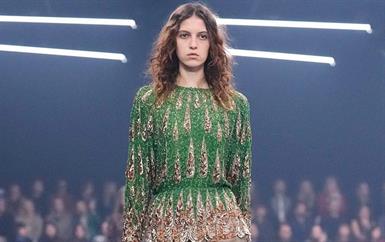 أليسّاندرو ميكيلي يضيء العتمة بوميض الفراشات في عرض فالنتينو