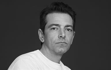 هل يصبح بيتر موليه المدير الإبداعي الجديد لدار فيرساتشي؟