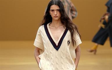 وقت للاحتفال بأوشحة الحرير وتنانير الكريكيت في عرض Zimmnermann