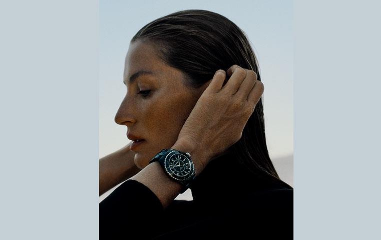 شانيل تختار جيزيل بوندشن وجهاً إعلانياً جديداً لساعة J12