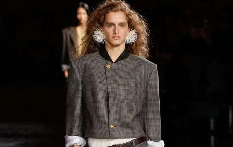 شانيل تدخل عصرها الجديد .. ماثيو بلازي يعيد ترجمة تاريخ الدار بلغة عصرية مرحة وجريئة