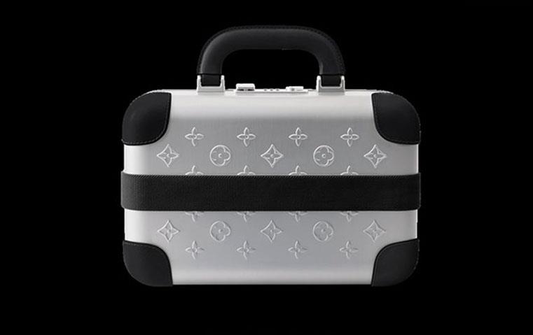 Travel Upscale.. مع شنطة لويس فويتون