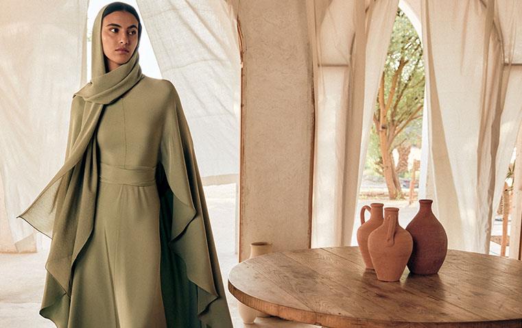 Loro Piana ورمضان: عبايات وأكسسوارات عابرة للصيحات والزمن