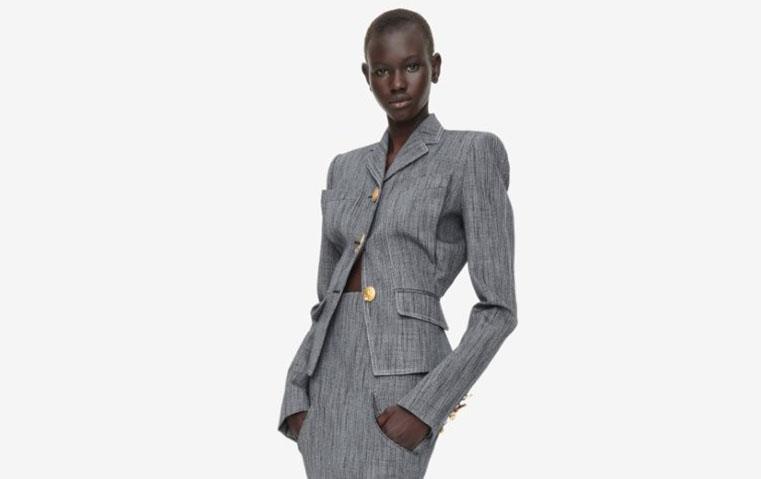 ليست بليزر… بل معادلة قوّة: Schiaparelli تقدم تفسيرها الخاص لهذه القطعة الأيقونية