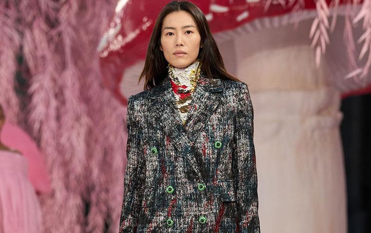 عرض شانيل هوت كوتور 2026: روح شبابية، خفة وكثير من الريش