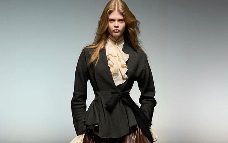 ألبيرتا فيريتي تفتتح أسبوع دبي للموضة بمزيج من الرومانسية والملامح الفيكتورية