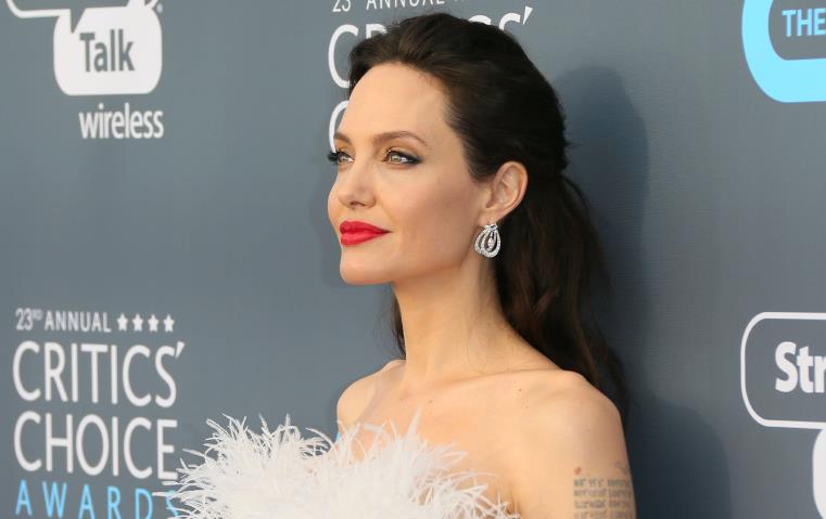 إن كانت تتقاضى 15 مليون دولار على الفيلم، فكم تبلغ ثروة أنجلينا جولي الإجمالية؟