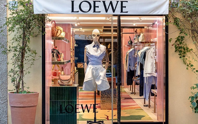 LOEWE ترافقنا في أجمل وجهات الصيف هذا العام