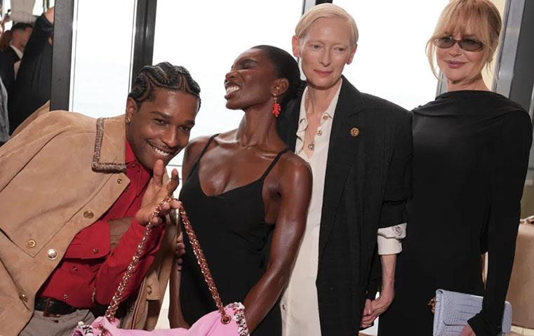 A$AP Rocky يخطف الأضواء مع حقيبة شانيل الوردية