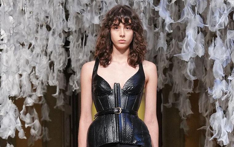 الكورسيه في 2026: يعود ليغيّر قواعد الموضة