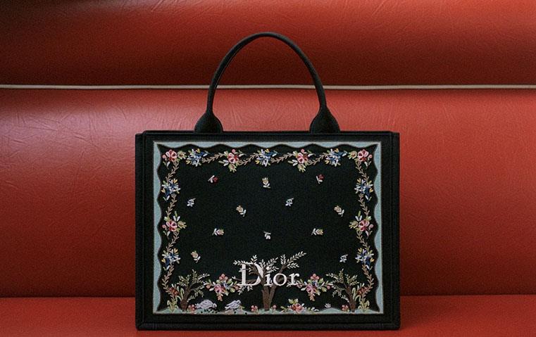 حقيبة، وشاح، عطر: كلمات تعبّر عن الحب بتوقيع ديور