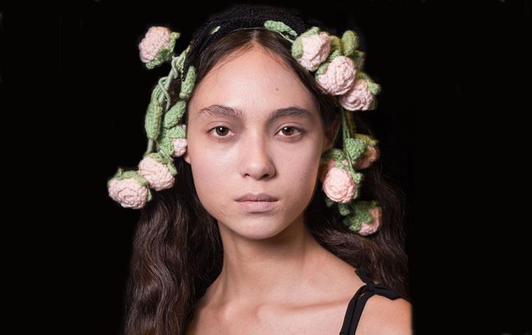 عروض لندن تودّع الأناقة الهادئة لترحّب بالأكسسوارات المكسيمالية