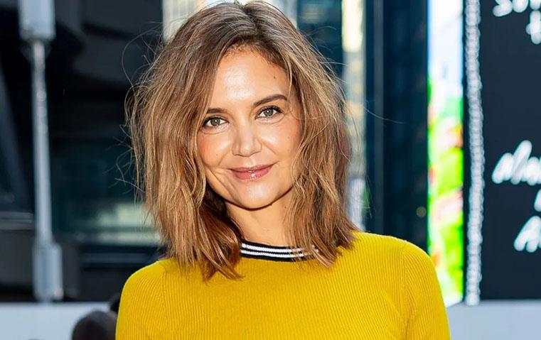 كايتي هولمز وشعر Sun Kissed بقصة جديدة