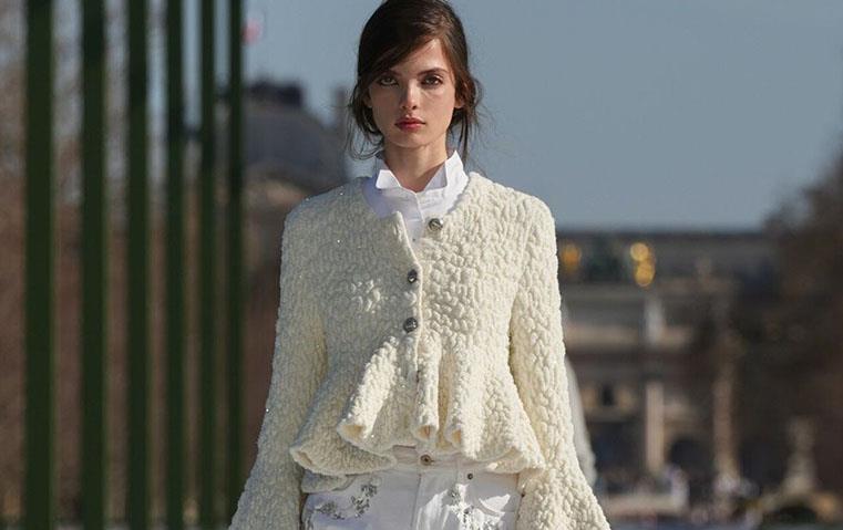 صيحة خريف وشتاء 2026: الـPeplum  يعود بقصّة منحوتة وخصر محدّد