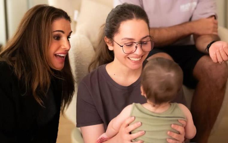 الملكة رانيا توثّق لحظة عائلية دافئة