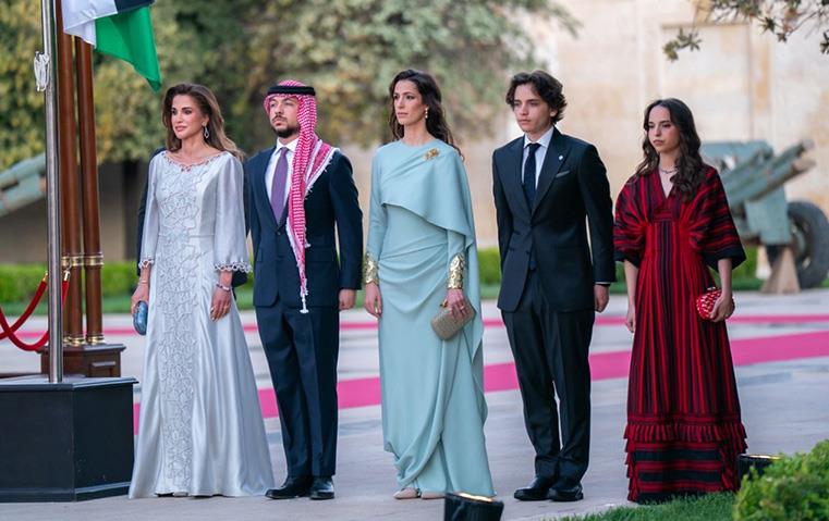 سيدات القصر الأردني يخطفن الأنظار بإطلالات أنيقة في عيد الاستقلال