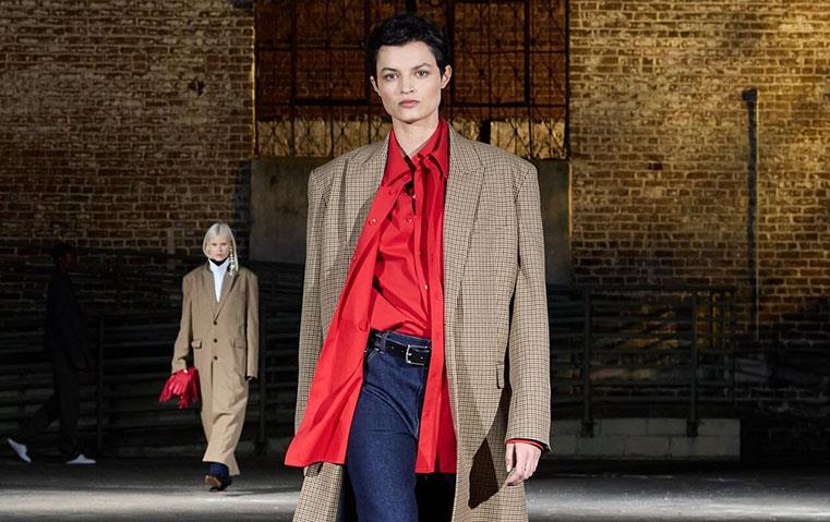 عرض Tibi يعيد الاعتبار لموضة الجينز والبليزر في عام 2026