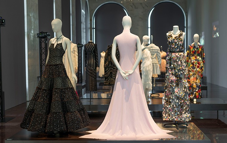 FENDI  بين ذاكرة المشغل وخيال المستقبل: معرض يروي تاريخ الأزياء الراقية عبر الحرفة