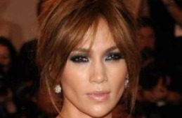 كوني مختلفة بمكياج سموكي مثل جينيفر لوبيز