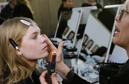 خطوات للحصول على بشرة عارضات Chloé المتوهجة مع Augustinus Bader