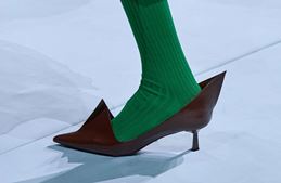 Prada تكسر القواعد مع أحذية صيفية بتصاميم غير متوقعة